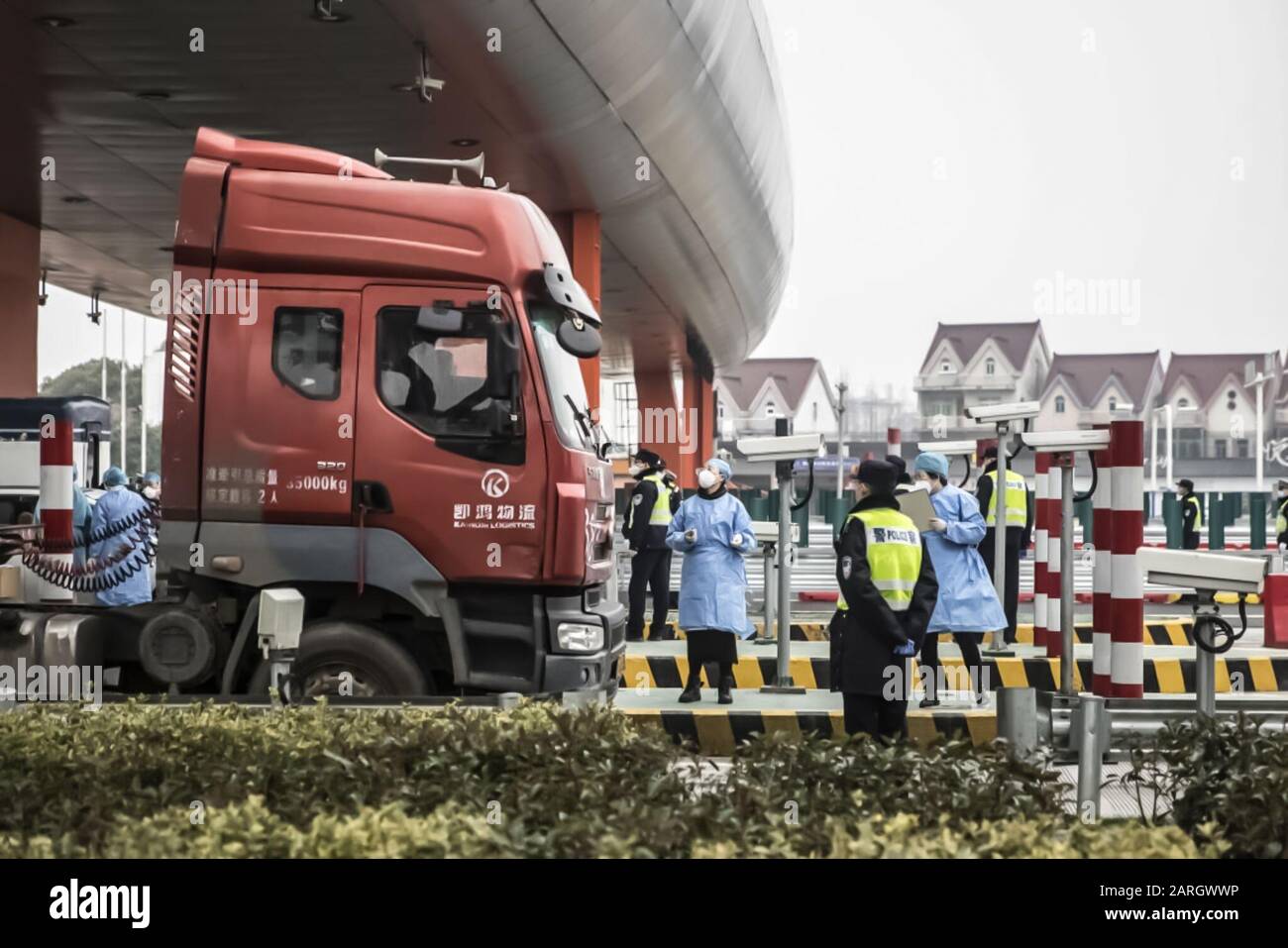 Shanghai, China. Januar 2020. Ein maskierter Gesundheitsfachmann und Polizeibeamte überprüfen den Fahrer eines Fahrzeugs an einem Kontrollpunkt auf einer Mautstation auf der Autobahn am Stadtrand von Shanghai. Regierungen, globale Unternehmen und internationale Gesundheitsorganisationen stürzten auf die Verbreitung eines SARS-ähnlichen Coronavirus, das mehr als 100 Leben in China forderte, Credit: Qilai Shen / Alamy Live News Stockfoto