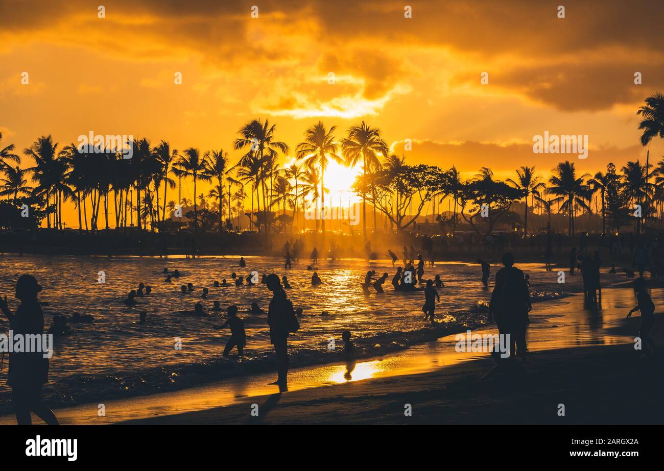 Waikiki Strand Sonnenuntergang Hawaii Stockfoto