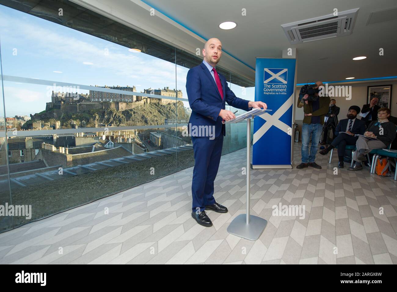 Edinburgh, Großbritannien. Januar 2020. Abgebildet: Ben Macpherson MSP von der Scottish National Party (SNP), als er den Ersten Minister einführt. Nicola Sturgeon stellt Vorschläge zur Einwanderungspolitik für ein neues schottisches Visum vor, das darauf abzielt, Entopulationen anzugehen und Qualifikationslücken zu schließen. Kredit: Colin Fisher/Alamy Live News. Stockfoto