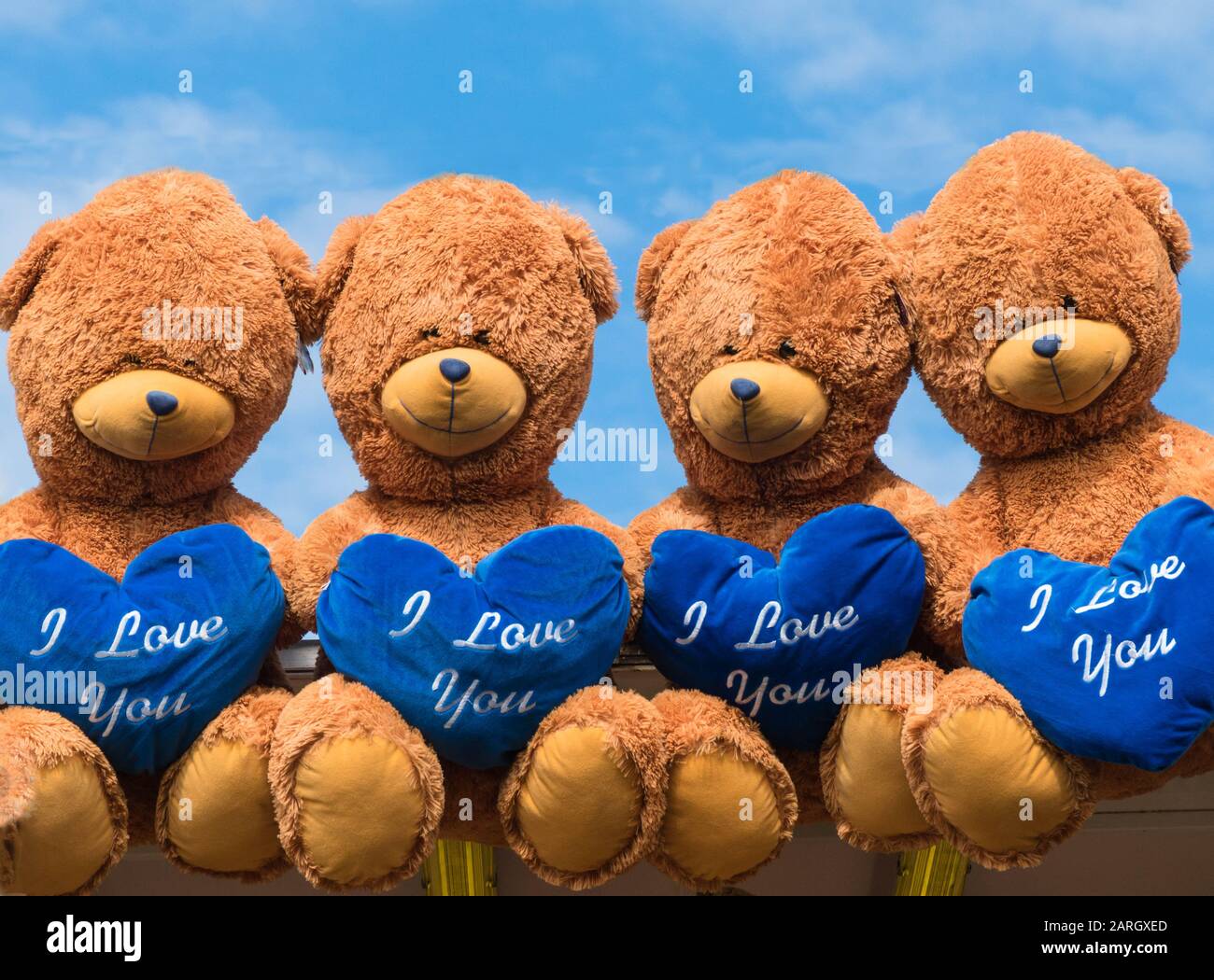 Kuscheltiere Teddy Trägt mit der Botschaft, die ich dich liebe, blaue Herzen. Stockfoto