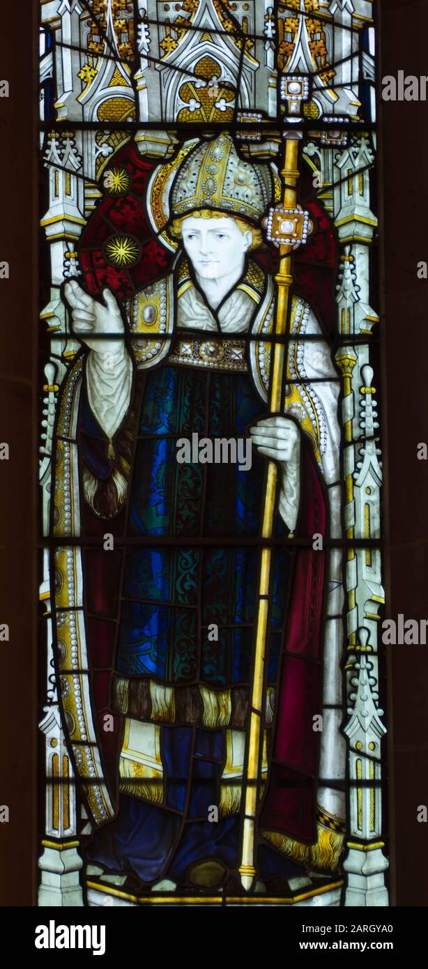 Glasmalereien von Charles Kempe, die Bischof Thomas von Hereford, St Bartholomew's Church Much Marcle, Herefordshire UK darstellen. Februar 2019 Stockfoto