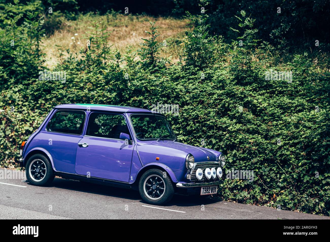 London/Großbritannien - 17/07/2019: Violetter Mini auf einer Seite der Straße geparkt. Das Original gilt als Ikone der britischen Populärkultur der 1960er Jahre; es wurde zum t gewählt Stockfoto
