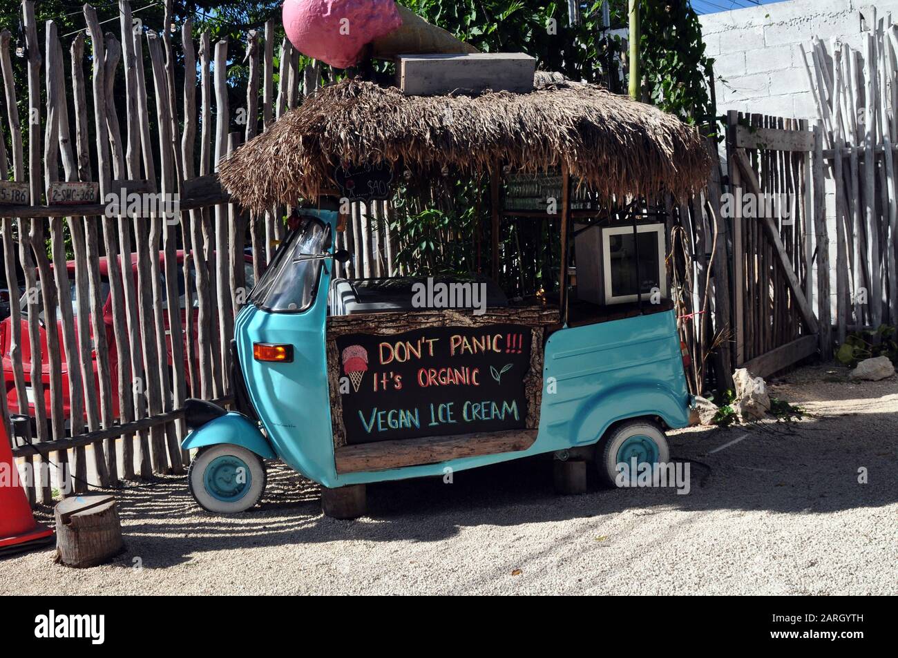 Ein Retro Teal Fahrzeug, das Vegan Ice Cream verkauft Stockfoto