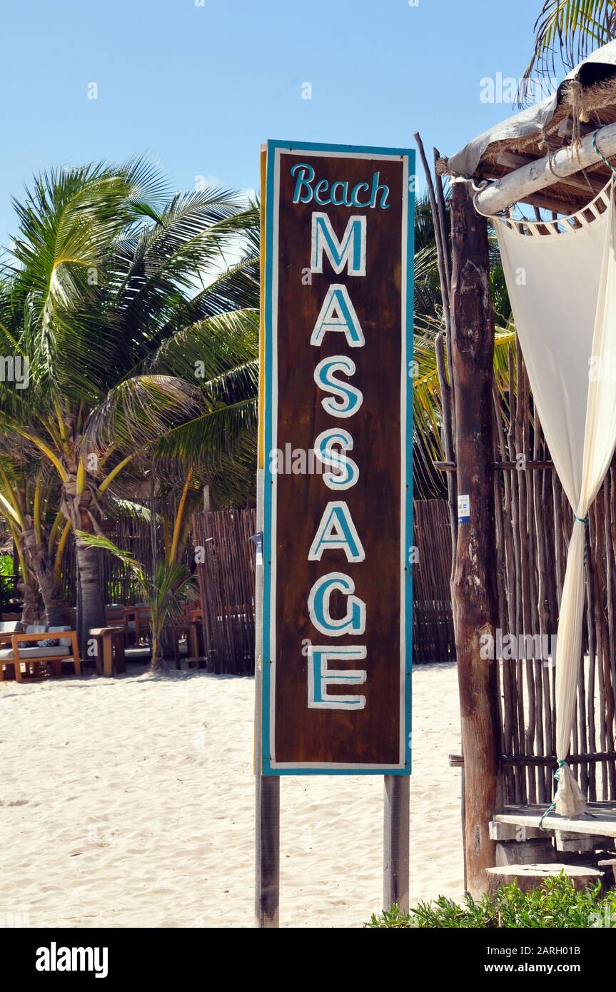 Ein Vertikales Schild am Strand mit der Aufschrift "Strandmassage". Stockfoto