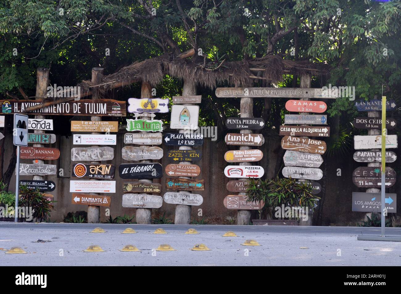 Schilder am Beach Road Circle in Tulum, Mexiko, die Ihnen sagen, wo sich alle Resorts und Restaurants befinden. Stockfoto