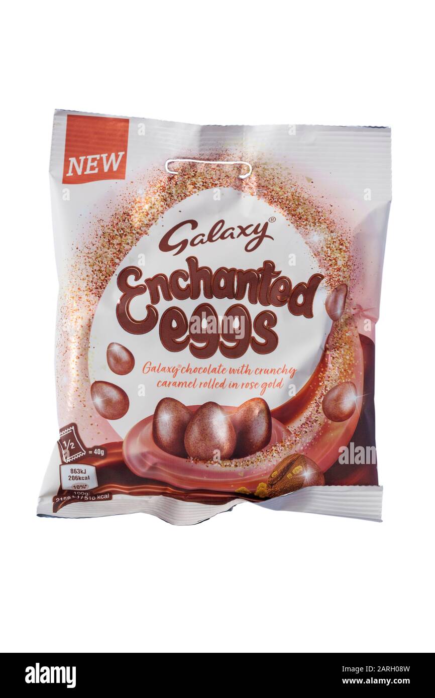 Paket von Galaxy Enchanted Eggs - Galaxienschokolade mit knirschigem Karamell in Rosengold, isoliert auf weißem Hintergrund - bereit für Ostern Stockfoto