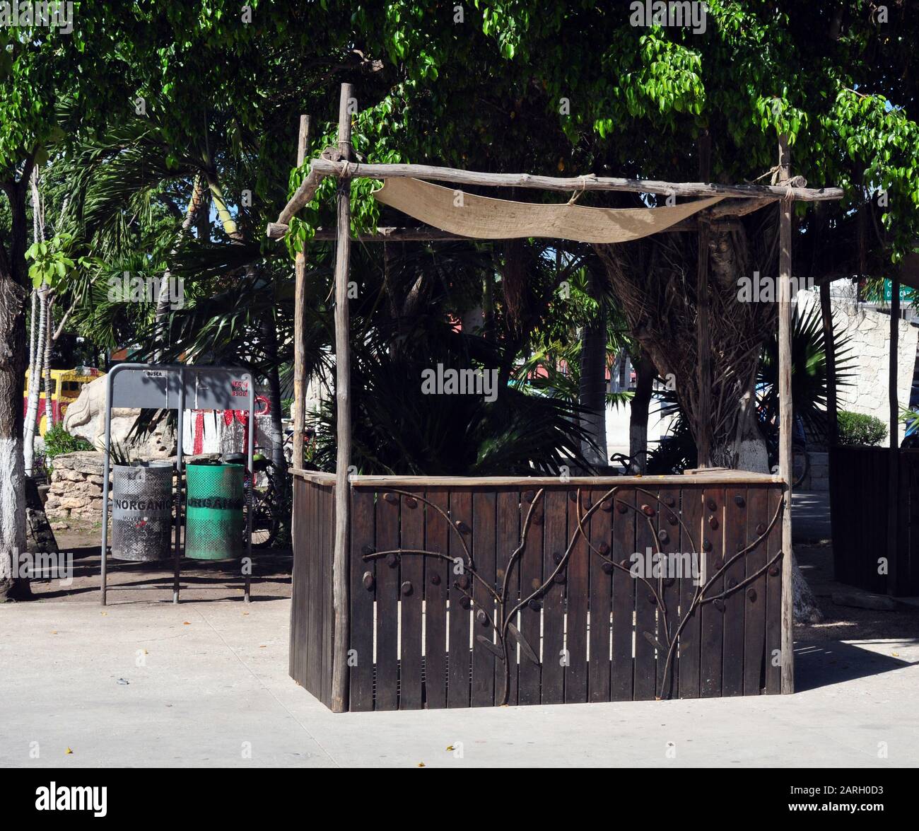 Ein leerer Stand auf einem Bauernmarkt in Tulum, Mexiko. Im Hintergrund stehen Recyclingfässer. Stockfoto