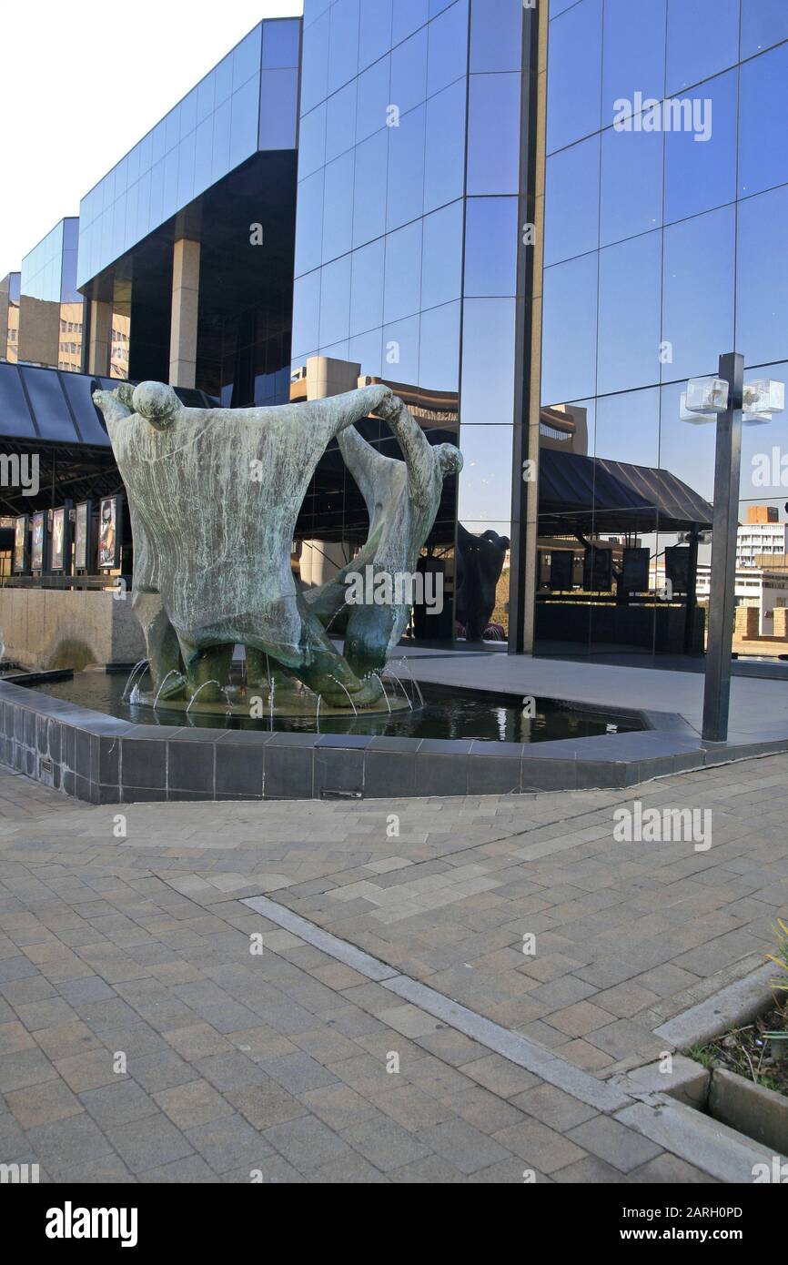 Statuen vor dem Joburg Theatre nannten Die Playmakers von Ernest Ullman, Braamfontein, Johannesburg, Gauteng, Südafrika. Stockfoto