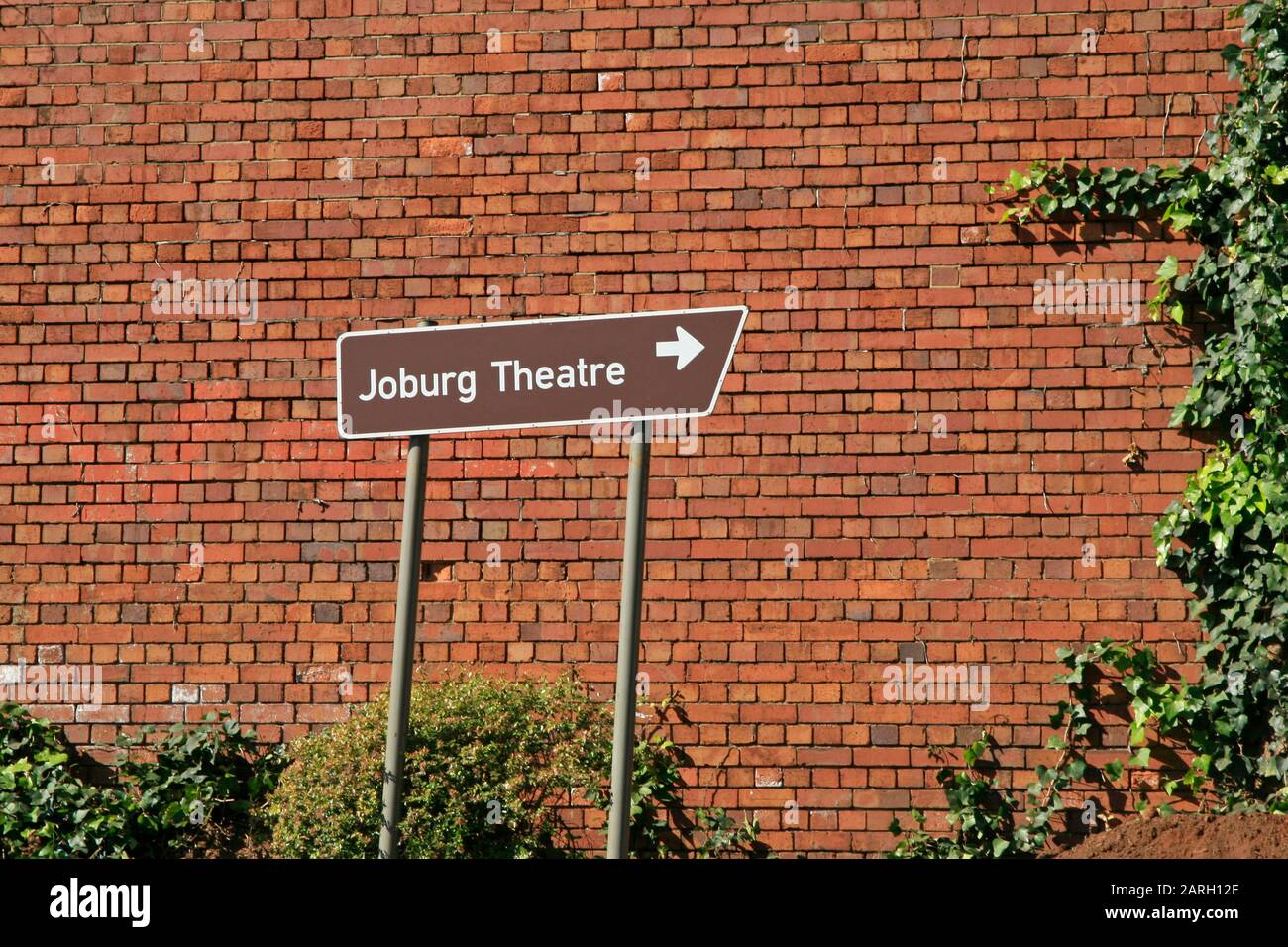 Braunes Schild mit Hinweis auf das Joburg Theatre, Braamfontein, Johannesburg, Gauteng, Südafrika. Stockfoto