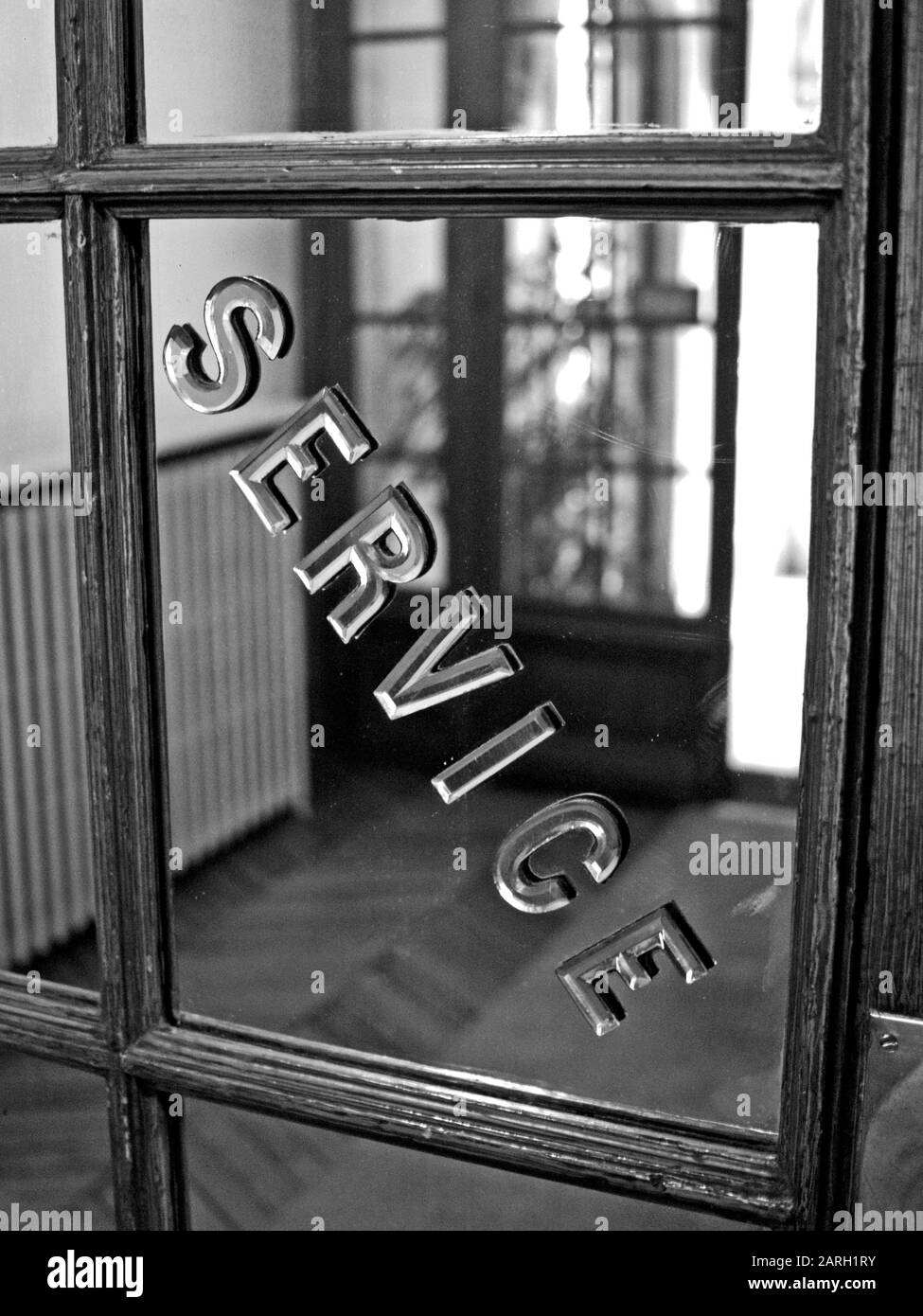 "SERVICE" PORTER'S LOGE-TÜR AM EINGANG ZU EINEM KLASSISCHEN PARISER FLACHBAU - TÜRBESINNUNG - PARISER ARBEITER © FRÉDÉRIC BEAUMONT Stockfoto