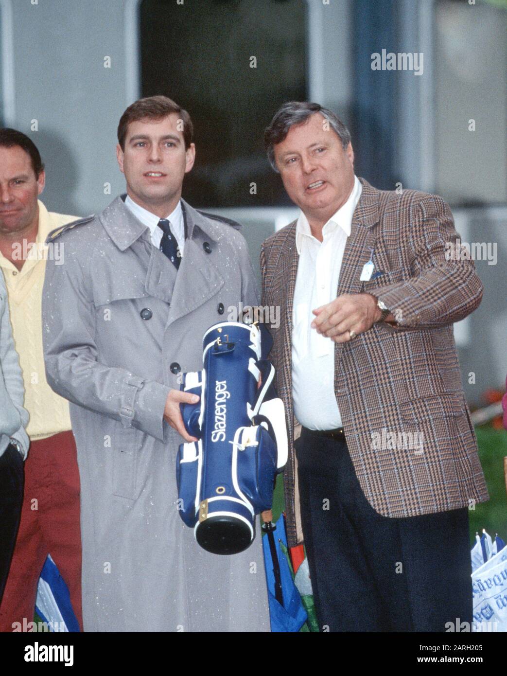 S.H. Prinz Andrew, Duke of York und Peter Allis im Wentworth Golf Club, England September 1992 Stockfoto