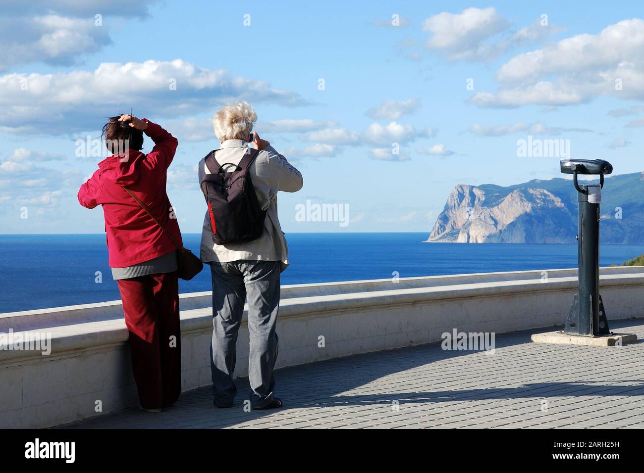 Ältere Paare machen Bilder von schöner See- und Berglandschaft, Rückblick. Aktives Alter, Reisen, Leben genießen. Stockfoto