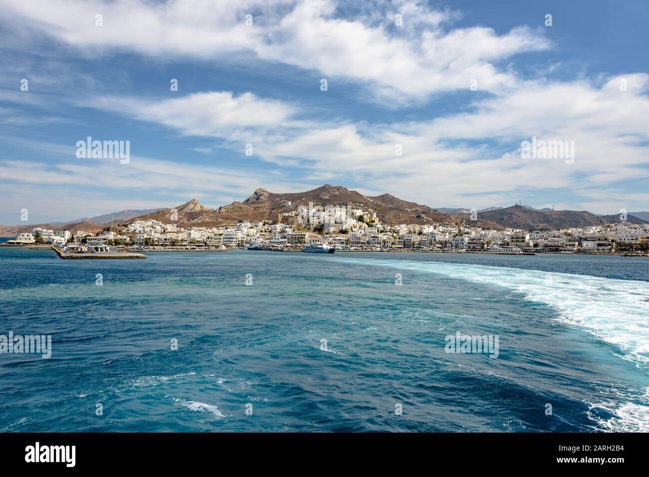 die fähre wacht auf, während sie die Insel Naxos verlässt Stockfoto