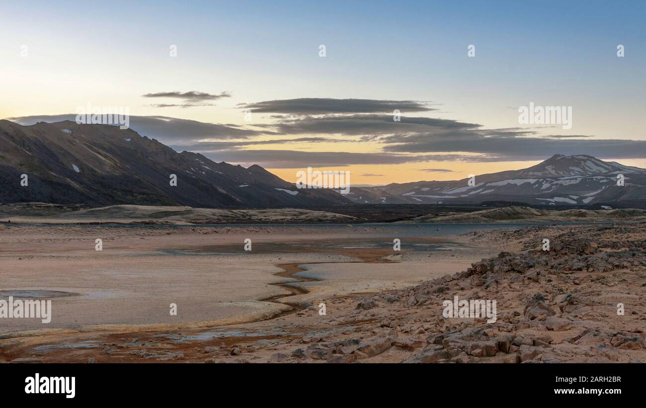 Eine Landschaft von Námafjall Geothermal Area in Hverir, Island in der Dämmerung Stockfoto