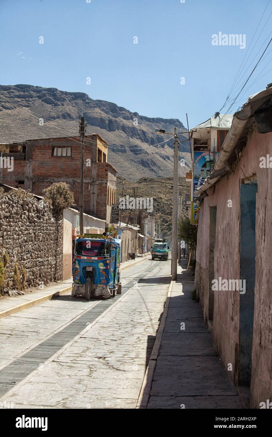 Auto-Rikscha in der Straße Chivay, Colca Canyon, Peru Stockfoto