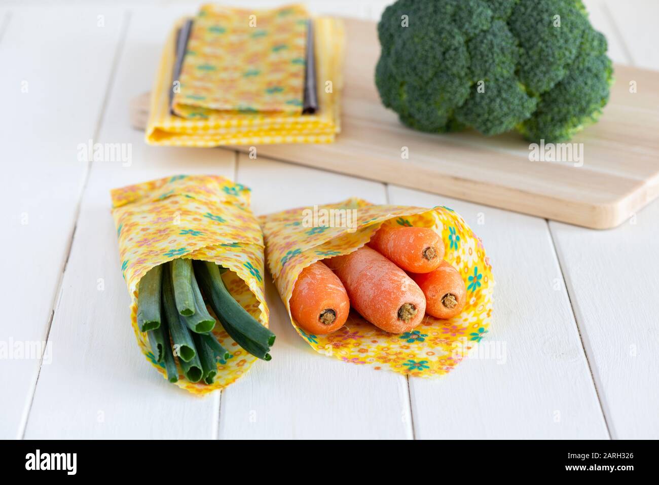 Frisches Gemüse wird eingewickelt und in Bienenwachs-Lebensmittelverpackungen gelagert. Stockfoto