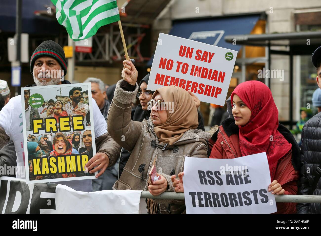 Demonstranten halten während der Demonstration Plakat.Hunderte von Muslimen, Kashmiris und Sikhs demonstrieren außerhalb einer indischen Hochkommission, die Kaschmir zur Freiheit von Indien auffordert. Stockfoto