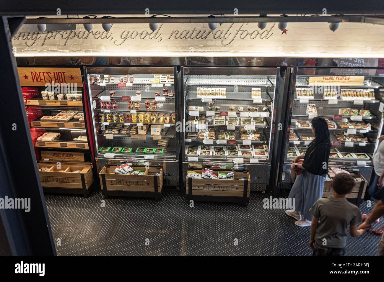 London/Großbritannien - 17. Juli 2019: Kühlschränke voller frisch zubereiteter Speisen in einem Pret a Manger Café, einem internationalen Sandwich-Shop-Kette mit Sitz in i Stockfoto