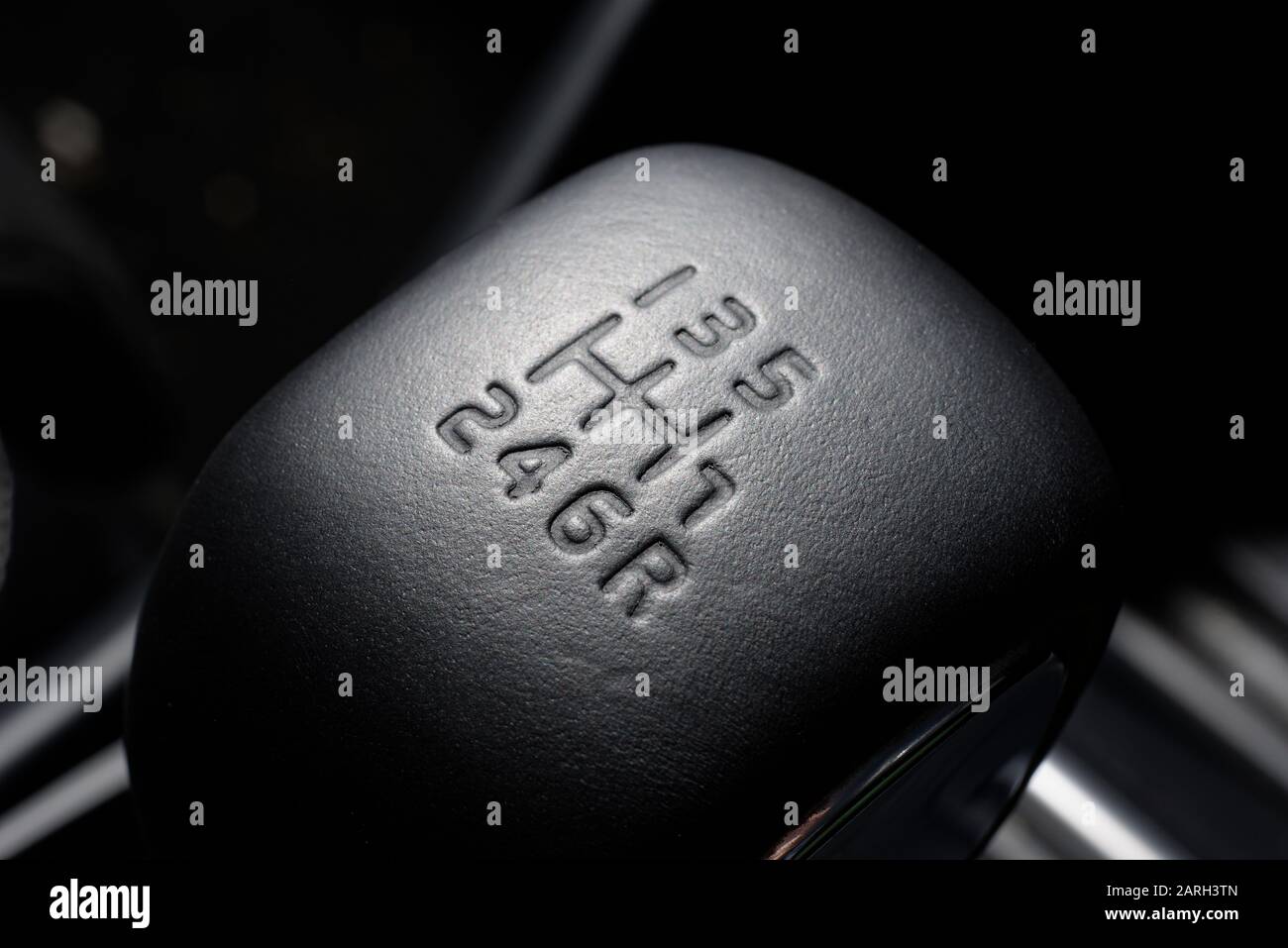 KFZ-Gear Stick. Handschaltgerät mit Lederoberteil beeindruckt von den Gangpositionen. Der Lederknopf zeigt an, wo sich die Zahnräder befinden. Stockfoto