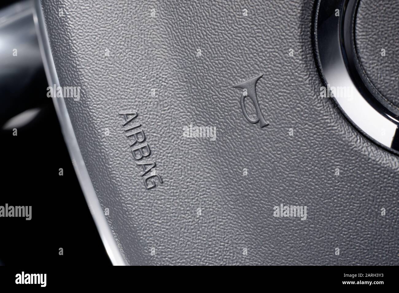 Autolenkrad mit Airbag und einem Bild einer Trompete, um das Hupe zu kennzeichnen. Drücken Sie auf die Mitte, um anderen eine laute Warnung zu geben. Stockfoto