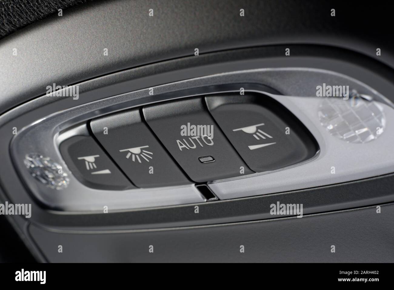 Innenbeleuchtung und Schalter für Leseleuchte im Fahrzeug. Tasten der Deckenleuchte. Stockfoto
