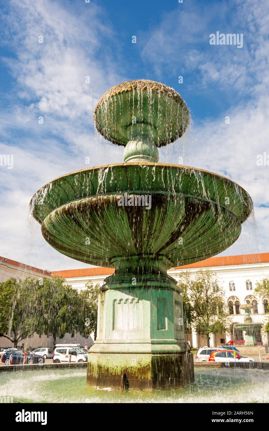 Brunnen an der LudwigMaximiliansUniversität München Stockfotografie