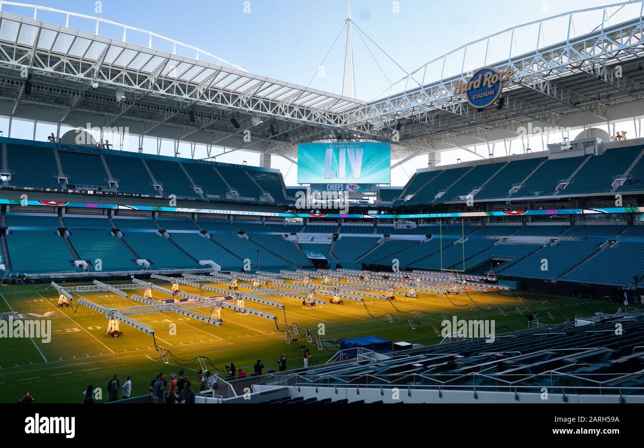 Miami Gardens, Vereinigte Staaten. Januar 2020. Grow Lights werden auf dem Feld im Hard Rock Stadium in Vorbereitung auf den Super Bowl LIV am Dienstag, 28. Januar 2020 in Miami Gardens, Florida, gesehen. Die Chefs werden am Sonntag, 2. Februar 2020, die San Francisco 49ers im Super Bowl LIV spielen. Foto von Kevin Dietsch/UPI Credit: UPI/Alamy Live News Stockfoto