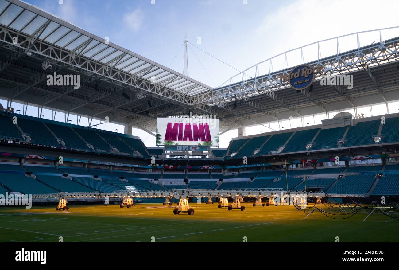 Miami Gardens, Vereinigte Staaten. Januar 2020. Grow Lights werden auf dem Feld im Hard Rock Stadium in Vorbereitung auf den Super Bowl LIV am Dienstag, 28. Januar 2020 in Miami Gardens, Florida, gesehen. Die Chefs werden am Sonntag, 2. Februar 2020, die San Francisco 49ers im Super Bowl LIV spielen. Foto von Kevin Dietsch/UPI Credit: UPI/Alamy Live News Stockfoto