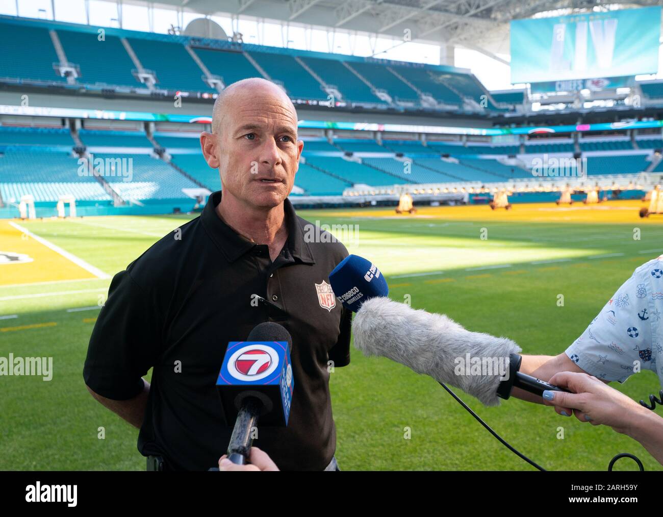 Miami Gardens, Vereinigte Staaten. Januar 2020. ED Mangan, NFL Field Director, spricht während einer Feldvorschau im Hard Rock Stadium in Vorbereitung auf den Super Bowl LIV am Dienstag, 28. Januar 2020 in Miami Gardens, Florida, mit den Medien. Die Chefs werden am Sonntag, 2. Februar 2020, die San Francisco 49ers im Super Bowl LIV spielen. Foto von Kevin Dietsch/UPI Credit: UPI/Alamy Live News Stockfoto