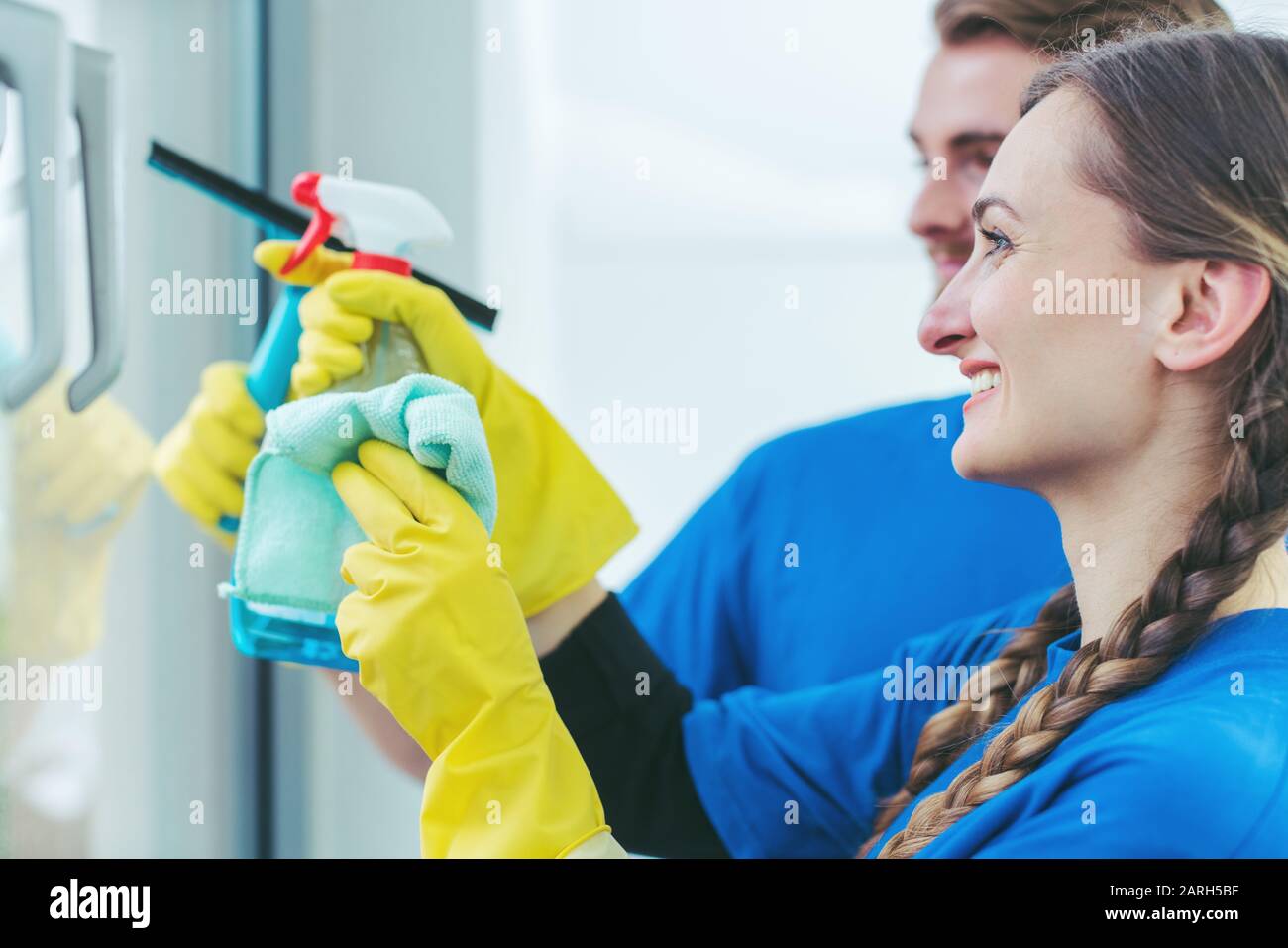 Gewerbliche Reinigungskräfte reinigen ein Bürofenster Stockfoto