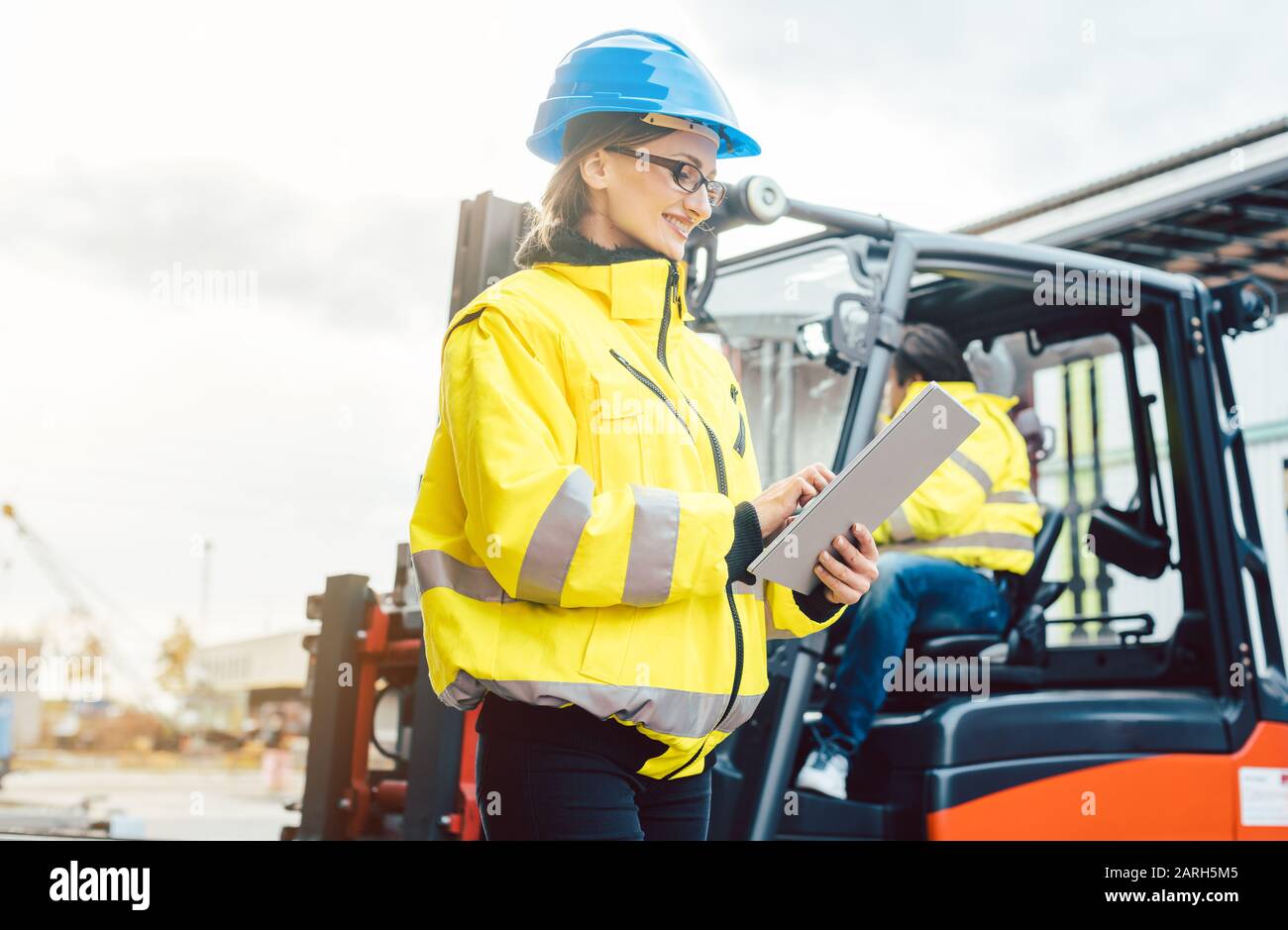 Arbeiter in Delivery Center Planung der Logistik Stockfoto