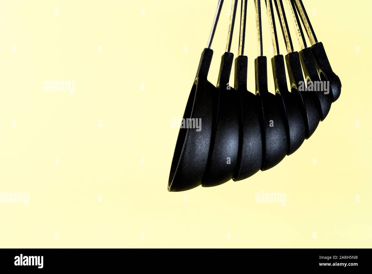 Set aus schwarzen Kunststoff-Messlöffeln zum Kochen und Backen. Stockfoto