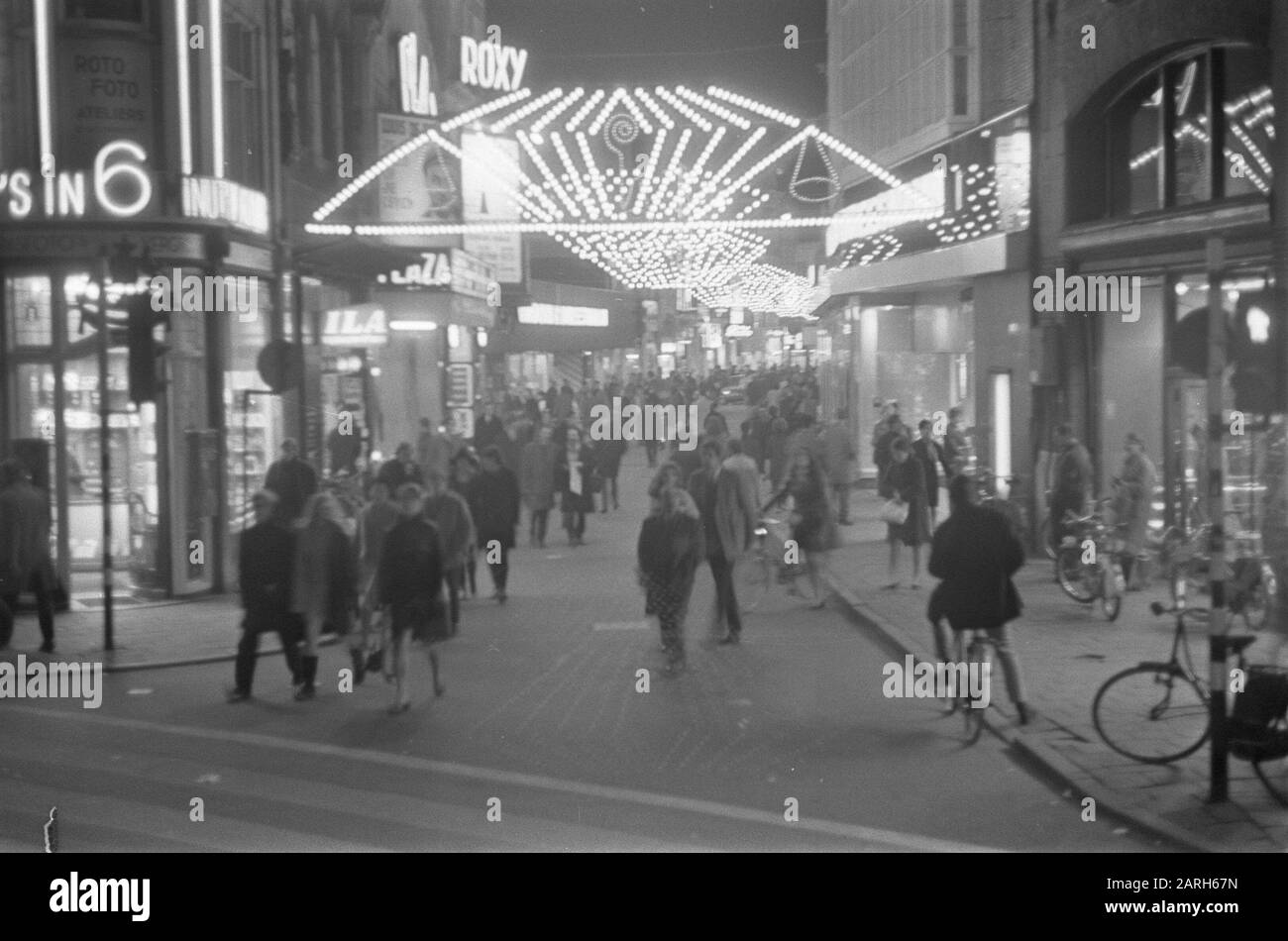 Geschäfte, die nachts in der beleuchteten Kalverstraat geöffnet sind Datum: 28. November 1968 Ort: Amsterdam, Noord-Holland Schlüsselwörter: Geschäfte Stockfoto