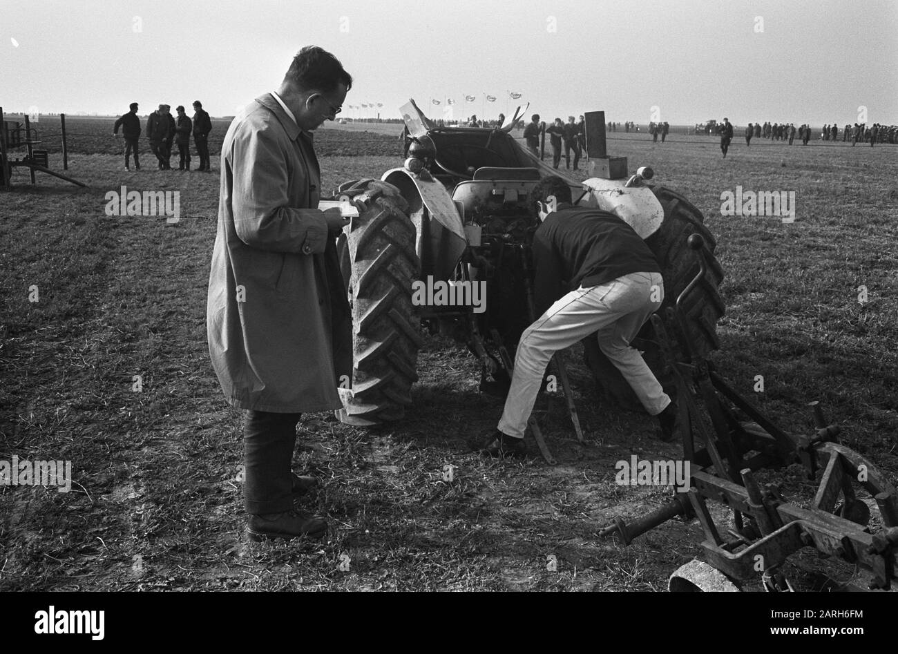 Nationalmannschaftswettkämpfe 1965 bei Swifterbant-Sieger Klaas Eelman während der Arbeit an seinem Traktor Datum: 27. Oktober 1965 Ort: Flevoland, Swifterbant Schlüsselwörter: Acker, Anbau, Landwirtschaft, landwirtschaftliche Werkzeuge, Traktoren, Wettbewerbe Personenname: Eelman, Klaas Institutionenname: Niederlande Stockfoto