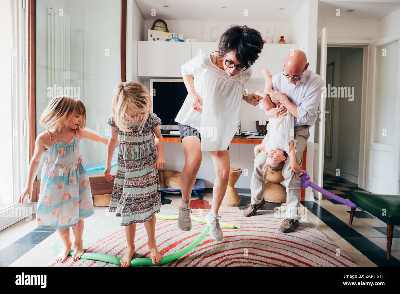 Schöne Familie im Innenbereich mit Ballonspielzeug - Glück, Kleben, Unschuldskonzept Stockfoto