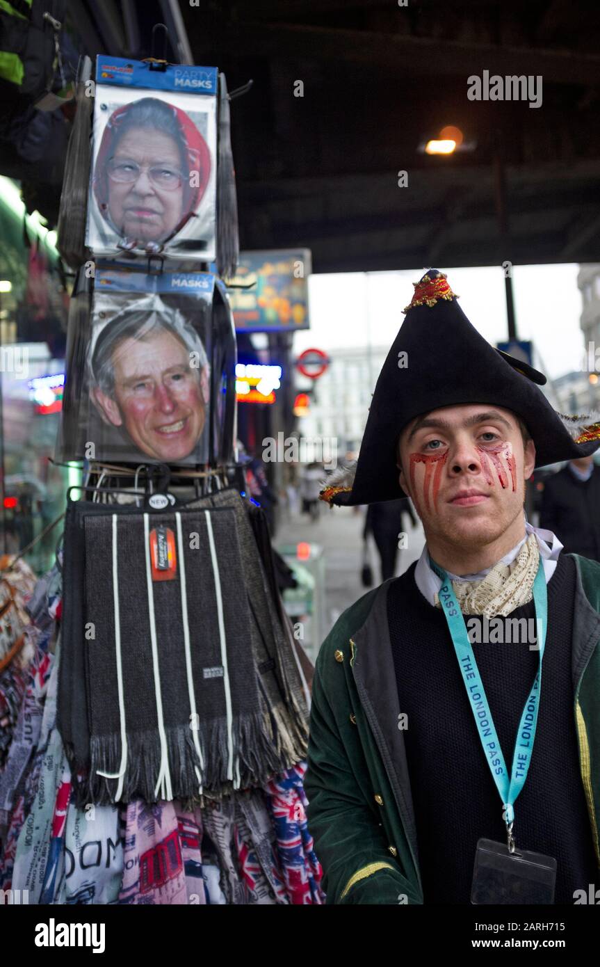 Ein Touristenführer, der ein Kostüm in London trägt Stockfoto