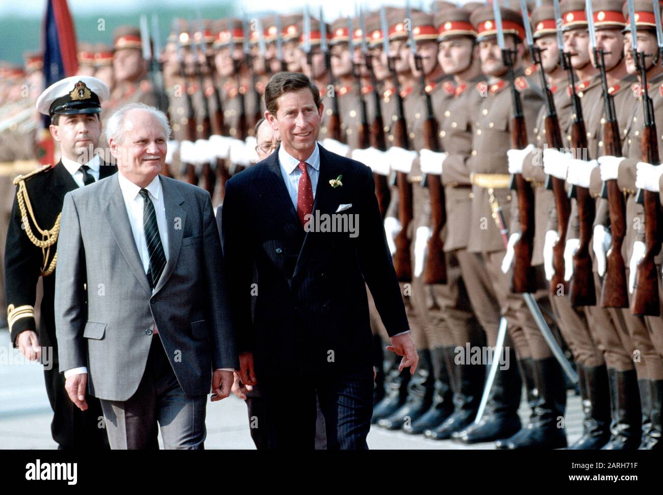 Hinten links-Patrick Jephson/vorne links Árpád Göncz ehemaliger Presedent der Republik Ungarn und Prinz Charles inspizieren die ungarische Armee Buda Stockfoto