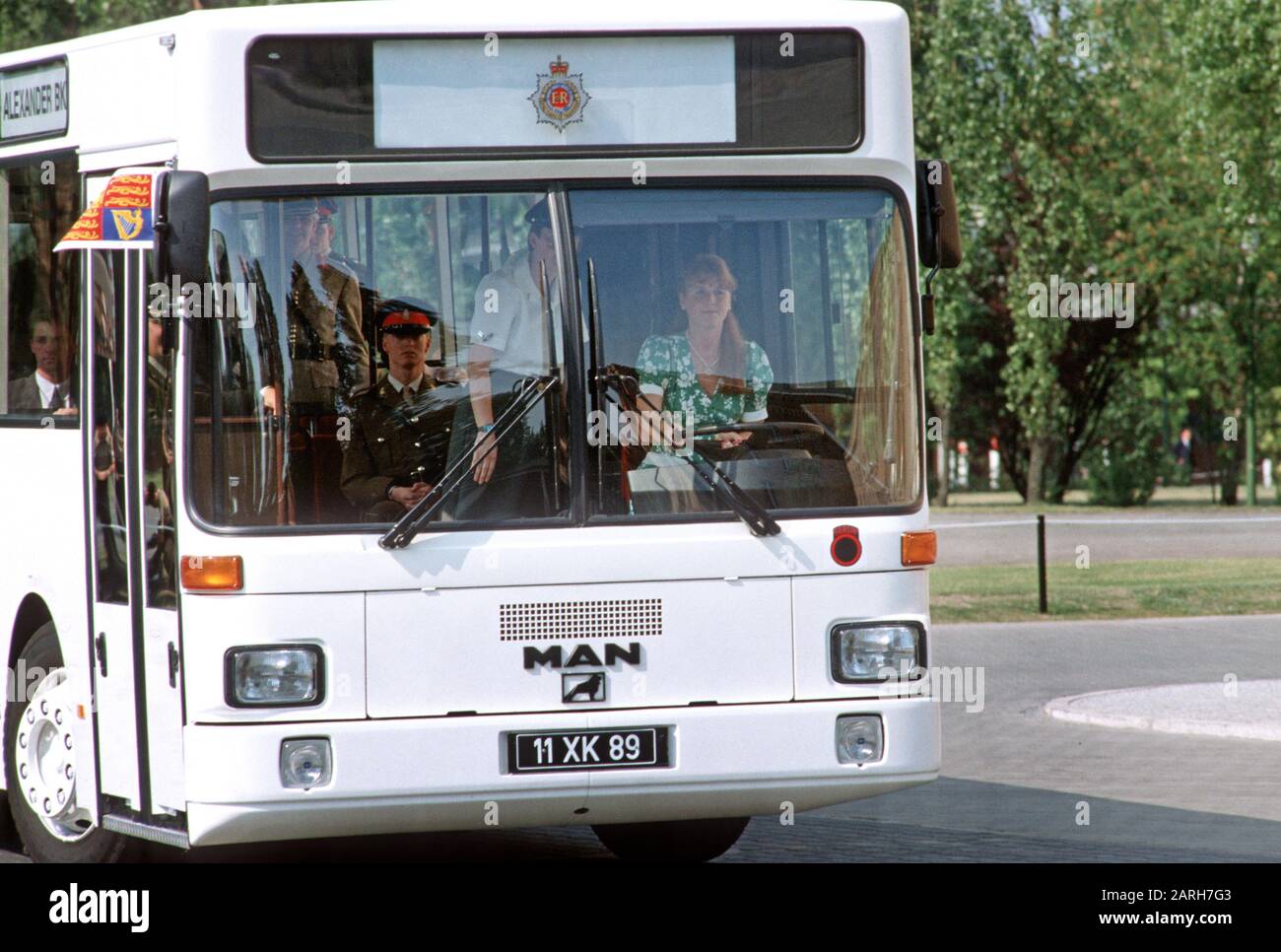 HRH Sarah, Duchess of York fährt einen Bus während eines Besuchs in Berlin, Westdeutschland - Mai 1989 Stockfoto