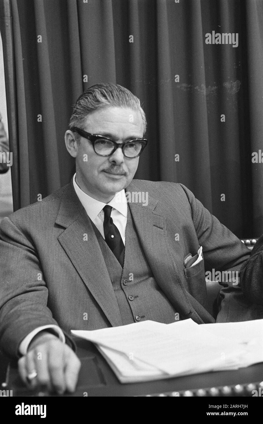 Issee-Irene über die Heirat von Prinzessin Irene mit Prinz Carlos Hugo von Bourbon-Parma im Haus W.J. Geertsema, Vorsitzender der VVD-Anmerkung: Marginaler Negativstreifen: 32,33 Überblick Datum: 14. april 1964 Ort: Den Haag, Zuid-Holland Schlüsselwörter: Parlamentsdebatten, Parlamentarier, Politik, Porträts persönlicher Name: Gesemerna, Molly Stockfoto