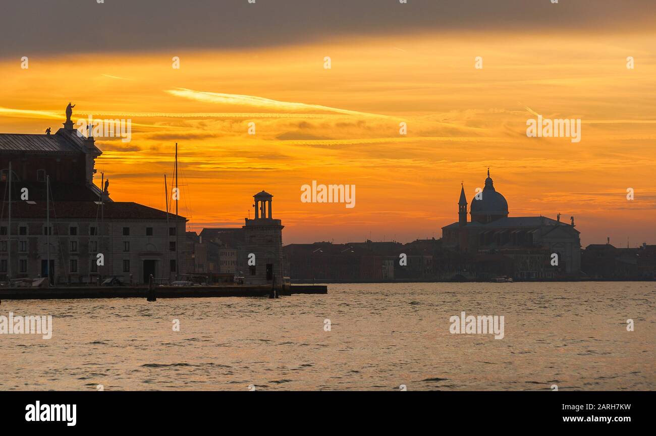 Wunderschöner Sonnenuntergang über der Lagune von Venedig zwischen den Inseln St. George und Giudecca mit Dunst am Abend Stockfoto