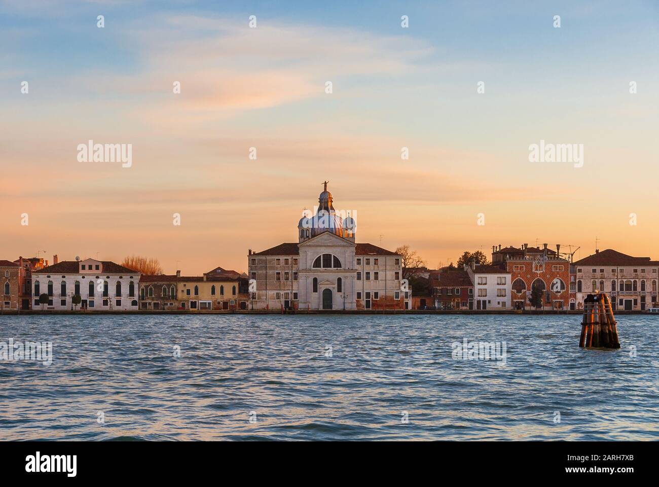 Blick auf den Sonnenuntergang auf die Zitelle Kirche der späten Renaissance auf der Insel Giudecca in der Lagune von Venedig Stockfoto