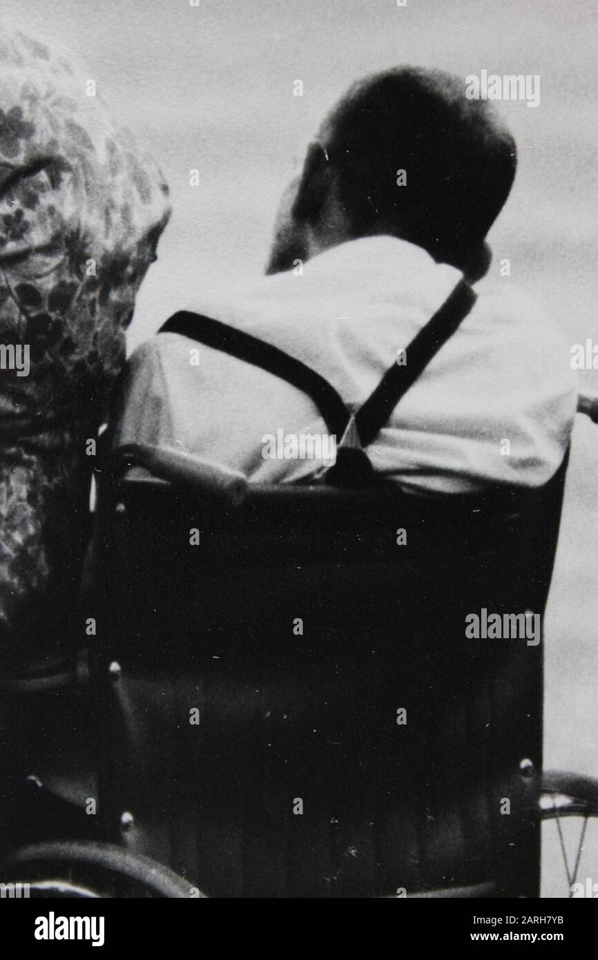 Schöne Siebziger Schwarz-Weiß-Vintage-Fotografie eines alten Paares, das die Zeit vergeht, während es draußen sitzt Stockfoto