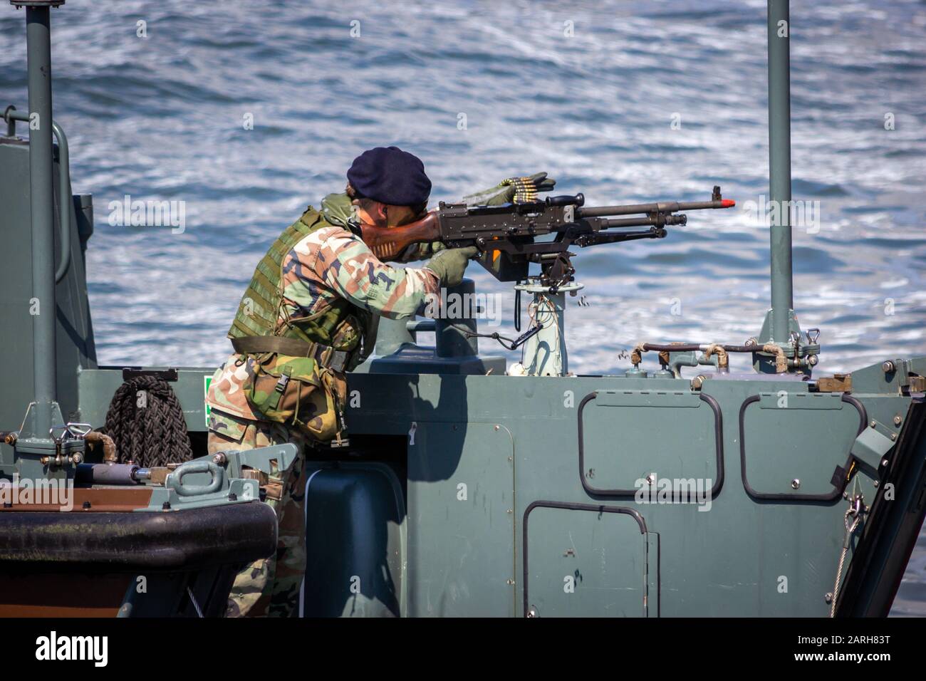 Den HELDER, NIEDERLANDE - Juli 7, 2012: Niederländische Spezialeinheiten Marine auf einem amphibischen Schiff während einer Sturmdemonstration. Stockfoto