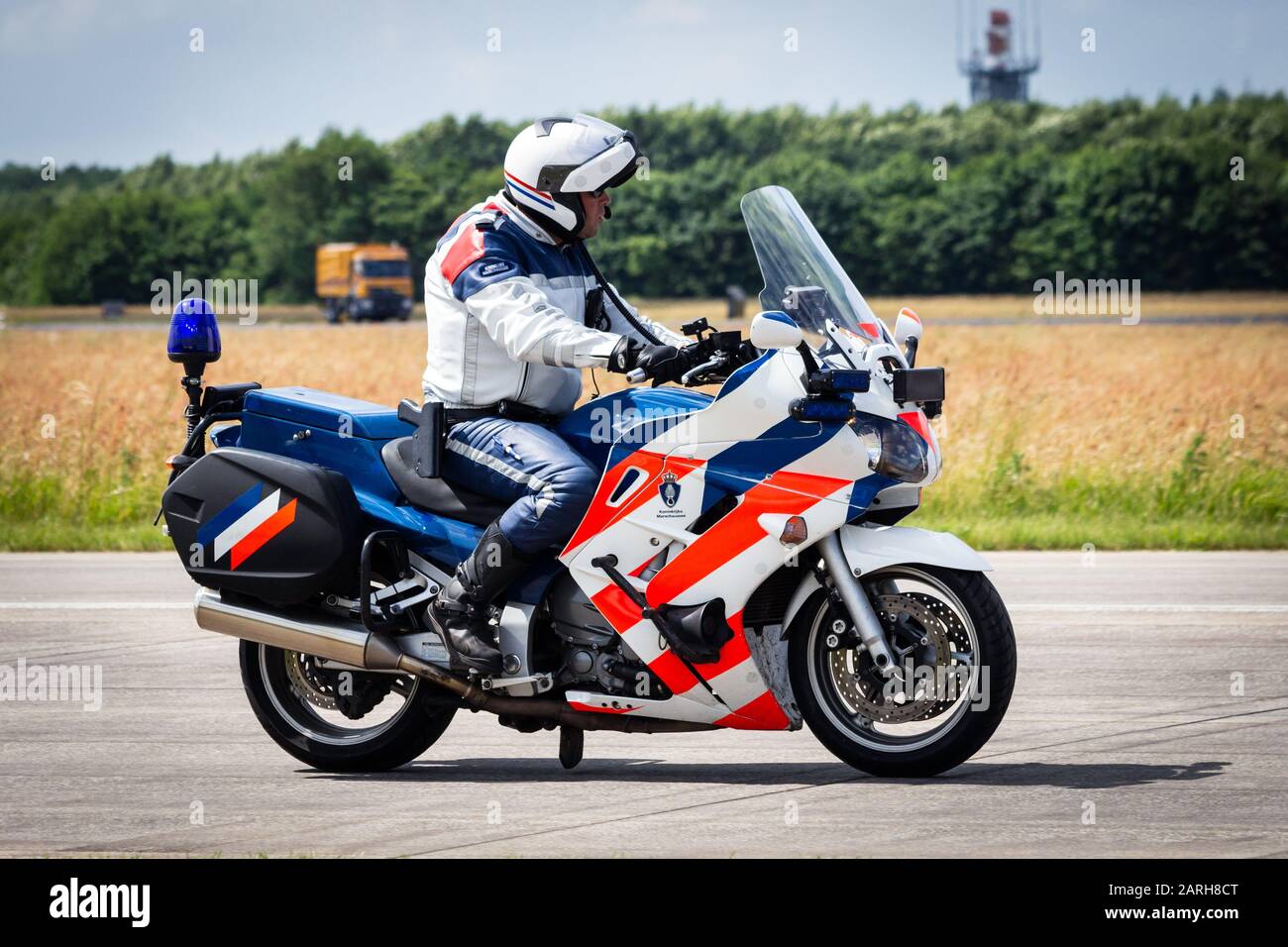 VOLKEL, NIEDERLANDE - Jun 15, 2013: Niederländischer Militärpolizist (Marechaussee) patrouilliert auf Motorrad beim niederländischen Luftwaffentag. Stockfoto