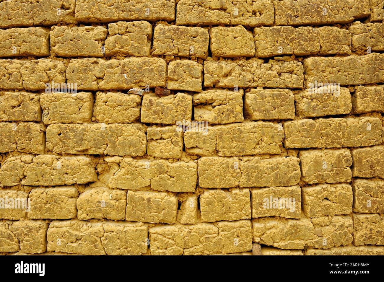 Alte Mauer aus Lehm getrockneten Ziegelsteinen. Stockfoto