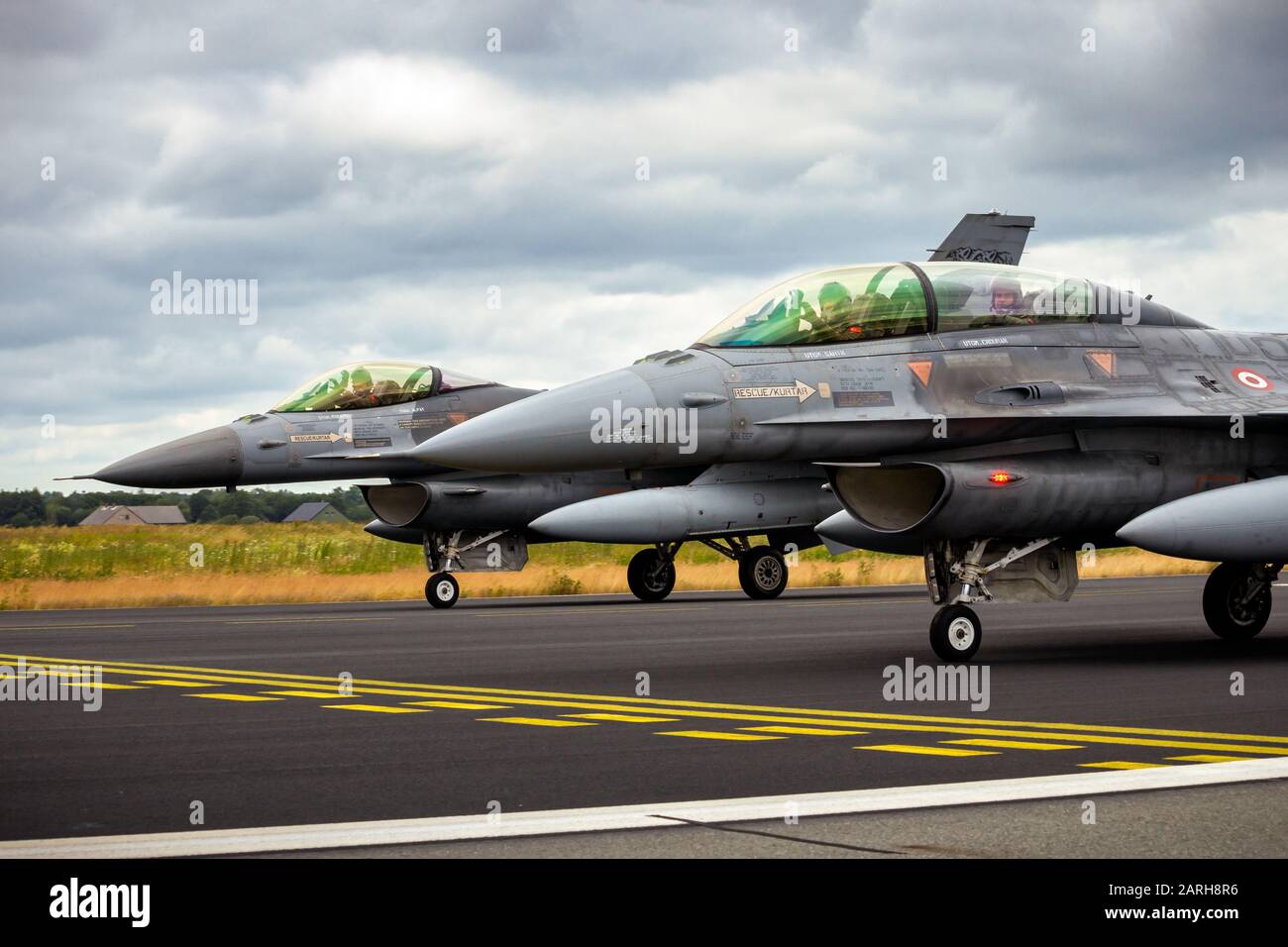 Schleswig-Holstein-JAGEL, DEUTSCHLAND - 23. Juni 2014: Zwei Kampfflugzeuge der türkischen Luftwaffe F-16 aus 192Filo während des NATO-Tiger-Treffen auf dem Luftwaffenstützpunkt Schleswig-Jagel. Stockfoto