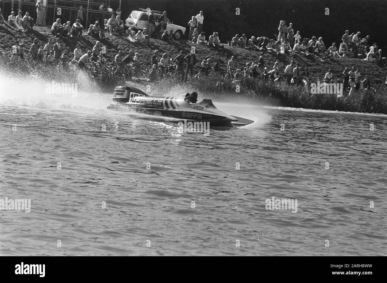 Speedboot-Rennen der Weltmeisterschaften OI-Klasse auf Bosbaan; Renato Molinari (Italien) in Aktion Datum: 4. September 1977 Ort: Italien Schlagwörter: Schnellboot-Rennen Stockfoto