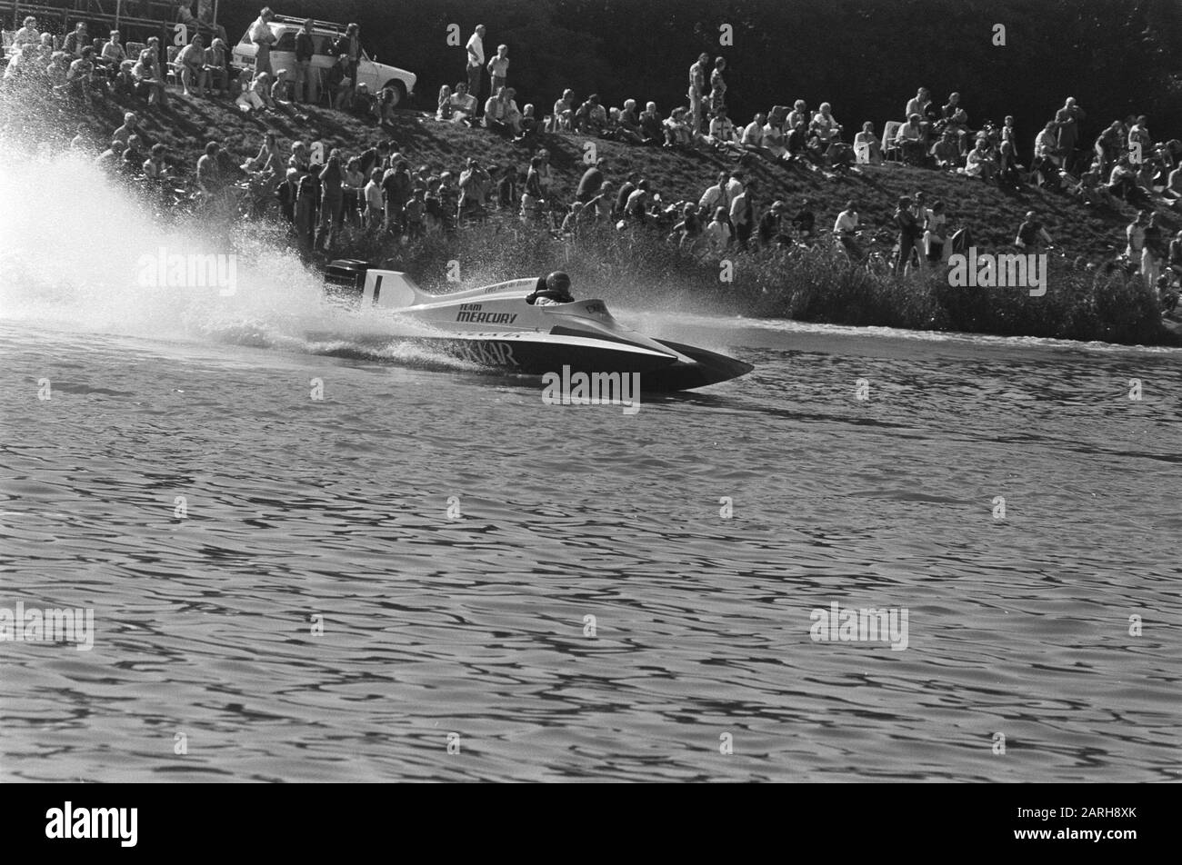 World Cup Speedboatraces OI-Klasse auf Bosbaan; Cees van de Veld in Aktion Datum: 4. september 1977 Schlagwörter: Schnellboot-Rennen Stockfoto