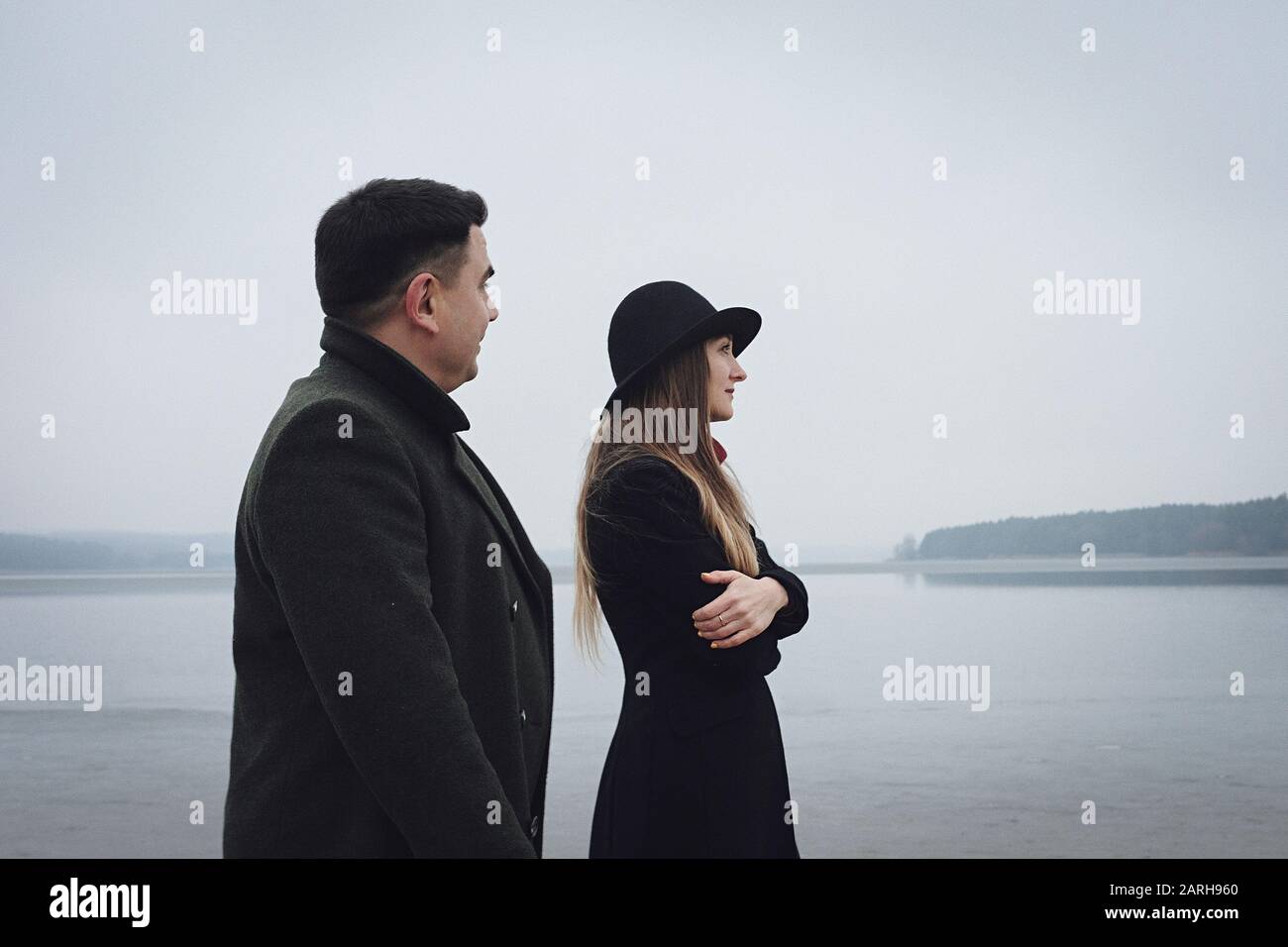 Junges Paar in einer schwierigen Beziehung ein kalter Nebelsee im Winter Stockfoto