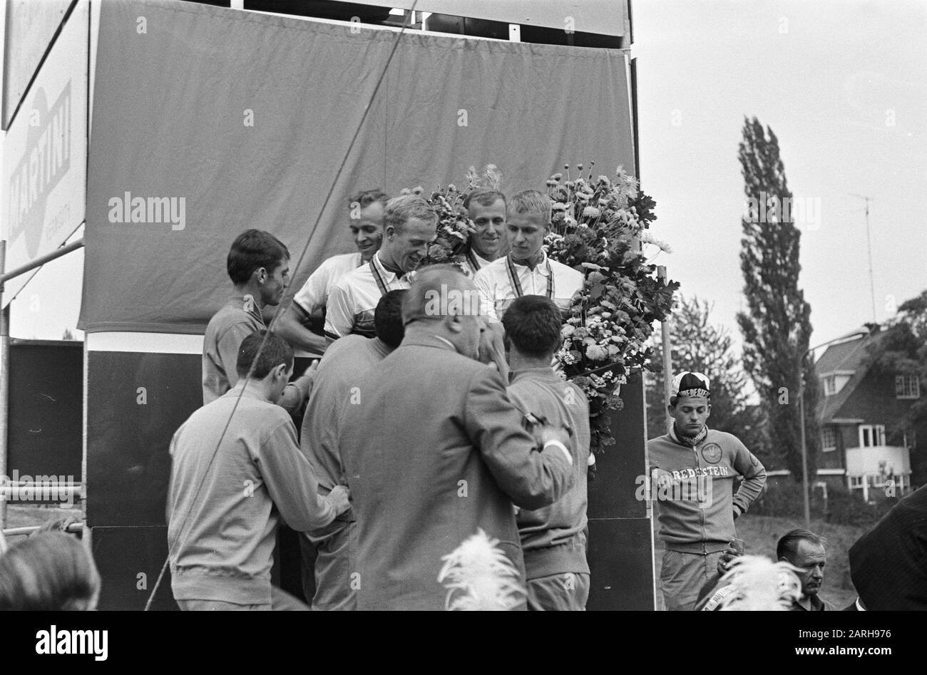 Weltmeisterschaften Radeln auf der Straße in Heerlen. Die niederländische Mannschaft im Einsatz. Die Nummern 1.2 und 3 am Ehrenbühnendatum: 31. august 1967 Ort: Heerlen Schlüsselwörter: CYCLENS, Epodia, Teams Stockfoto
